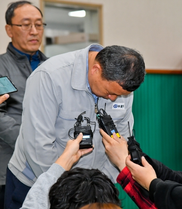 29일 오후 다수의 사상자가 발생한 이천시 모가면의 한 물류창고 공사장 화재 현장에서 시공사 관계자가 고개 숙여 사과하고 있다. 윤원규기자