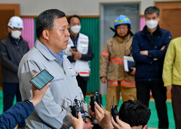 29일 오후 다수의 사상자가 발생한 이천시 모가면의 한 물류창고 공사장 화재 현장에서 시공사 관계자가 고개 숙여 사과하고 있다. 윤원규기자