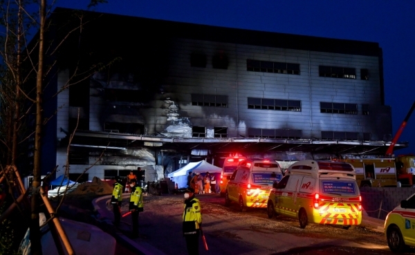 29일 오후 이천시 모가면의 한 물류창고 공사장 화재 현장에서 소방관계자들이 화재현장을 확인하고 있다. 윤원규기자