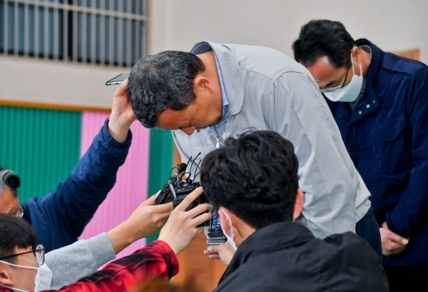 29일 오후 다수의 사상자가 발생한 이천시 모가면의 한 물류창고 공사장 화재 현장에서 시공사 관계자가 고개 숙여 사과하고 있다. 윤원규기자