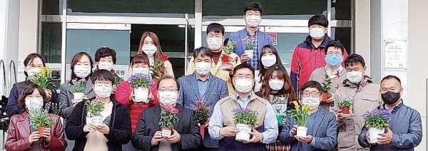 경기도학생교육원이 코로나19 여파로 경영에 어려움을 겪는 화훼업계를 돕기 위해 ‘1인 1청렴 화분 가꾸기 행사’를 진행하고 있다.