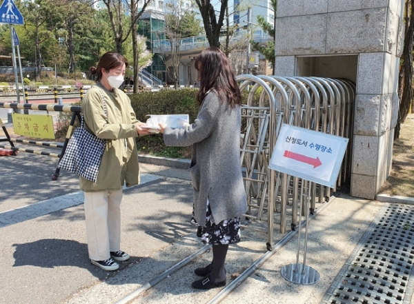 김포 장기초등학교에서 ‘학교 밖 도서 대출’이 이뤄지고 있다.
