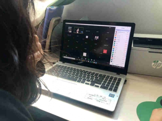 온라인 연수를 받고 있는 교사들.신장고등학교 제공
