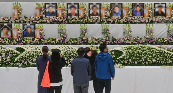 30일 오후 이천시 서희청소년문화센터에 마련된 이천 물류창고 공사장 화재 합동분향소에서 유가족들이 오열하고 있다. 윤원규기자