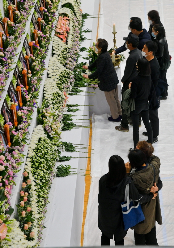 30일 오후 이천시 서희청소년문화센터에 마련된 이천 물류창고 공사장 화재 합동분향소에서 유가족들이 오열하고 있다. 윤원규기자