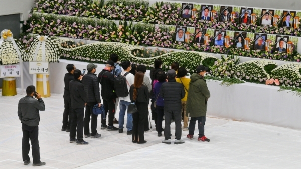 30일 오후 이천시 서희청소년문화센터에 마련된 이천 물류창고 공사장 화재 합동분향소에서 유가족이 헌화하고 있다. 윤원규기자