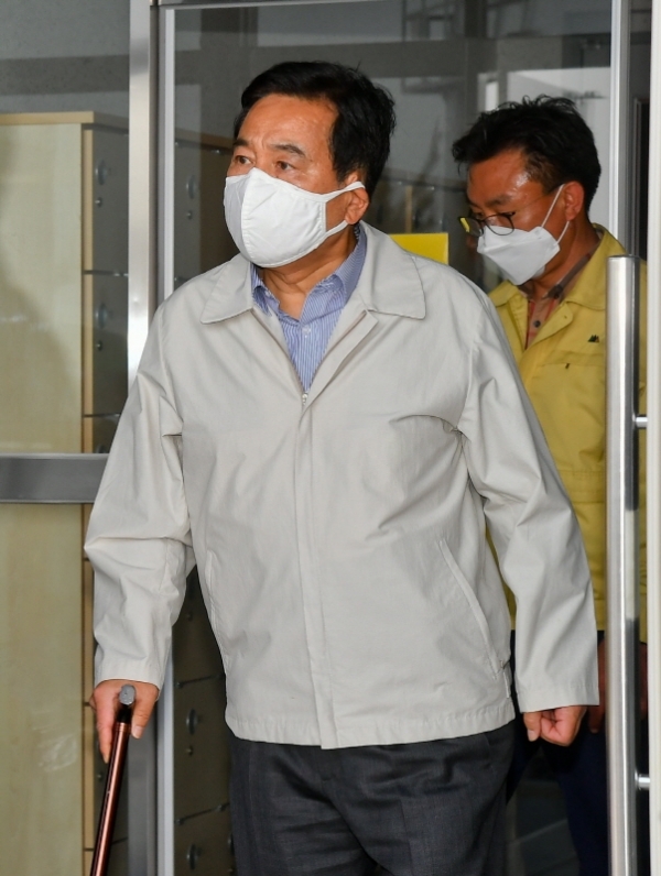 30일 오후 심재철 미래통합당 원내대표 겸 당 대표권한대행이 이천 물류창고 공사장 화재 현장 인근 모가체육공원에 마련된 피해 가족 휴게실을 찾아 유가족과 인사하고 나오고 있다. 윤원규기자