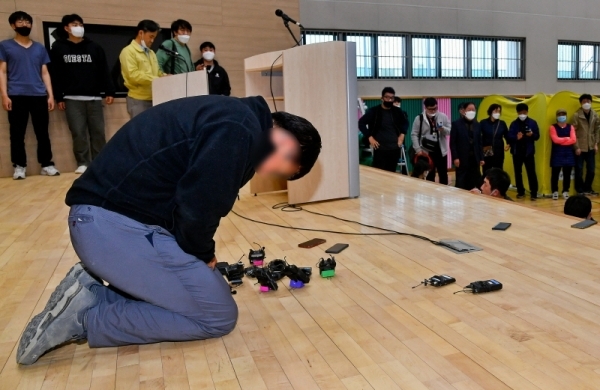 30일 오후  대규모 인명피해가 발생한 이천의 한 물류창고 공사장 화재 현장 인근 모가체육공원에 마련된 피해 가족 휴게실에서 시공사 대표가 무릎을 꿇고 사과하고 있다. 윤원규기자