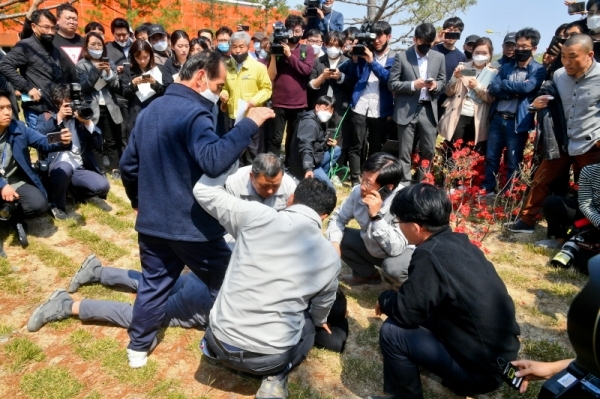 30일 오후  대규모 인명피해가 발생한 이천의 한 물류창고 공사장 화재 현장 인근 모가체육공원에 마련된 피해 가족 휴게실에서 시공사 대표가 유가족과 취재진에게 둘러쌓인채 쓰러져 있다. 윤원규기자