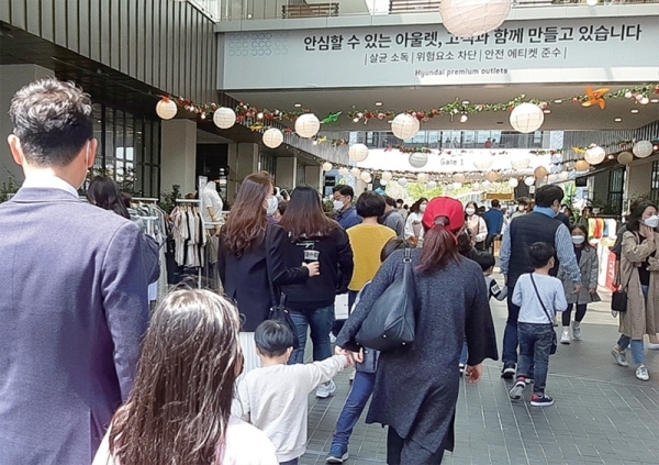 30일 오전 인천시 연수구 현대프리미엄아울렛 송도점이 휴일 나들이객으로 붐비고 있다. 조윤진기자