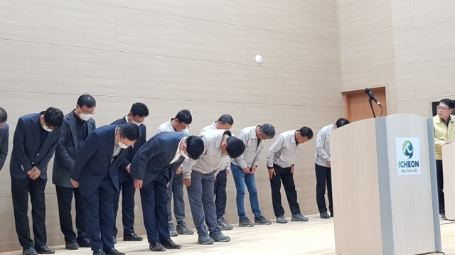 ▲1일 오후 ‘이천 물류창고 공사현장 화재’와 관련해 유가족들을 찾아 사과하고 있는 한익스프레스 및 ㈜건우의 대표 및 관계자들. 채태병기자
