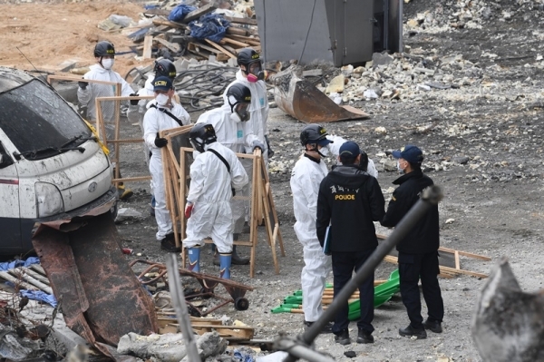 2일 오전 이천시 모가면 물류창고 화재 현장에서 경찰 과학수사요원들이 유해 등을 찾기 위한 정밀수색을 위해 장비를 옮기고 있다. 조주현기자