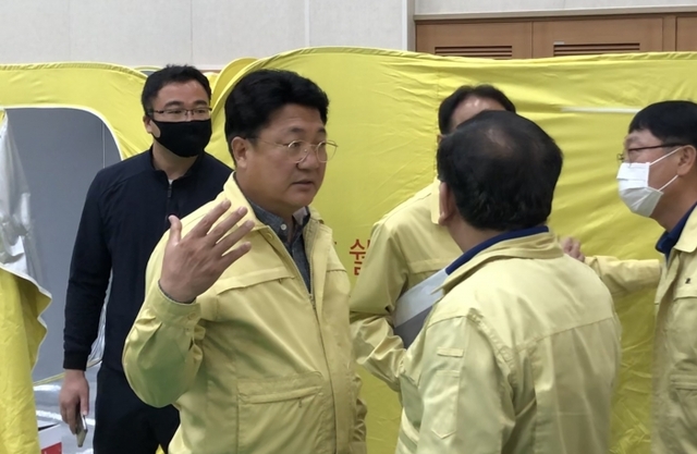 엄태준 이천시장이 이천 물류창고 화재 인근에 마련된 피해 가족 휴게실을 찾아 유가족의 안부를 확인하고 있다. 장희준기자