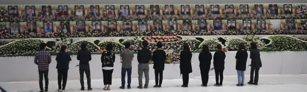 2일 오후 이천시 창전동 이천서희청소년문화센터에 마련된 한익스프레스 물류창고 화재 합동분향소에서 희생자의 유가족들이 깊은 슬픔에 잠긴 채 조문하고 있다. 조주현기자