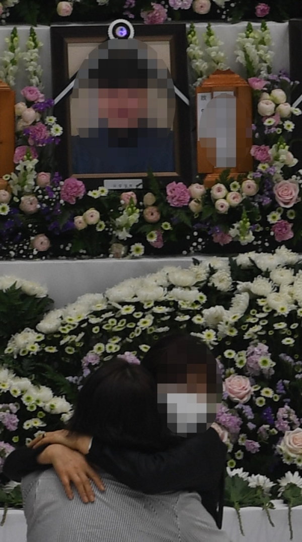 2일 오후 이천시 창전동 이천서희청소년문화센터에 마련된 이천 물류창고 화재 합동분향소에서 희생자의 유가족들이 깊은 슬픔에 잠긴 채 조문하고 있다. 조주현기자