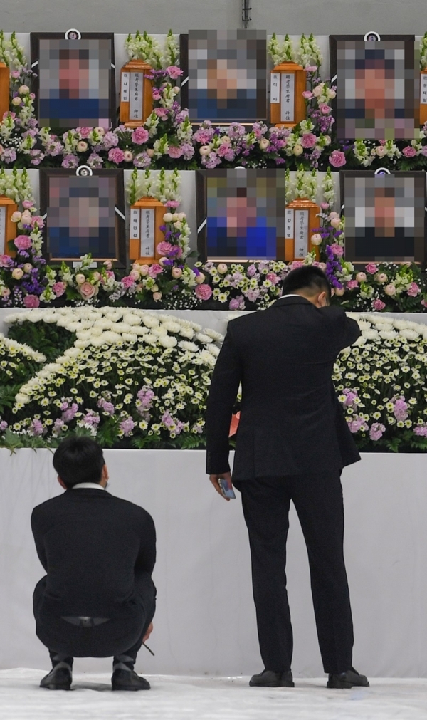 2일 오후 이천시 창전동 이천서희청소년문화센터에 마련된 이천 물류창고 화재 합동분향소에서 희생자의 유가족들이 깊은 슬픔에 잠긴 채 조문하고 있다. 조주현기자