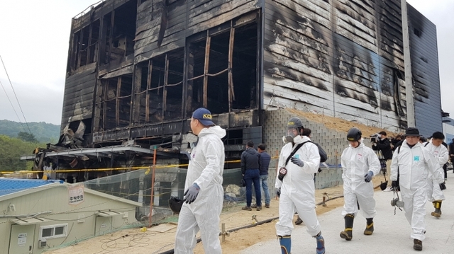 3일 오전 9시5분께 경기남부지방경찰청 과학수사대가 ‘이천 물류창고 화재’ 현장에 남아있는 희생자의 유해와 유류품 등을 찾기 위해 현장 내부로 진입하고 있다. 채태병기자