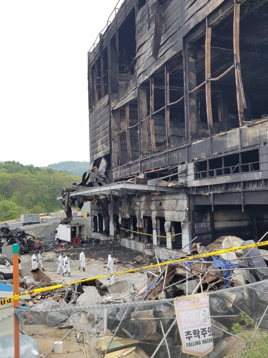 3일 오전 9시5분께 경기남부지방경찰청 과학수사대가 ‘이천 물류창고 화재’ 현장에 남아있는 희생자의 유해와 유류품 등을 찾기 위해 현장 내부로 진입하고 있다. 채태병기자