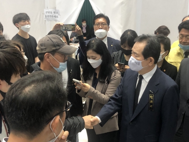 ▲ 합동 분향소를 찾은 정세균 국무총리가 유가족과 만나고 있다. 장희준기자