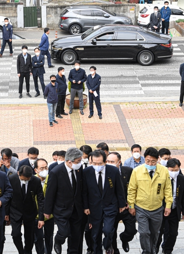 정세균 국무총리가 3일 오전 이천시 서희청소년문화센터에 마련된 물류창고 공사장 화재 희생자의 합동분향소로 향하고 있다. 조주현기자