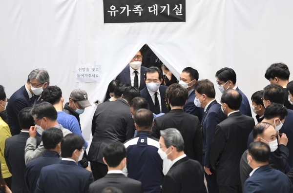 정세균 국무총리가 3일 오전 경기도 이천시 서희청소년문화센터에 마련된 이천 물류창고 공사장 화재 희생자의 합동분향소를 찾아 유가족 위로 한 뒤 나오고 있다. 조주현기자