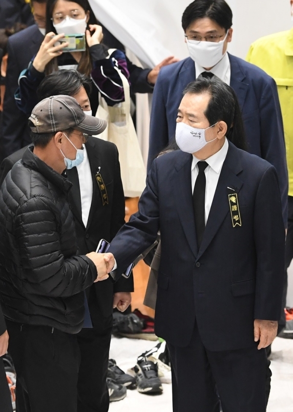 정세균 국무총리가 3일 오전 이천시 서희청소년문화센터에 마련된 이천 물류창고 공사장 화재 희생자의 합동분향소를 찾아 유가족을 위로하고 있다. 조주현기자