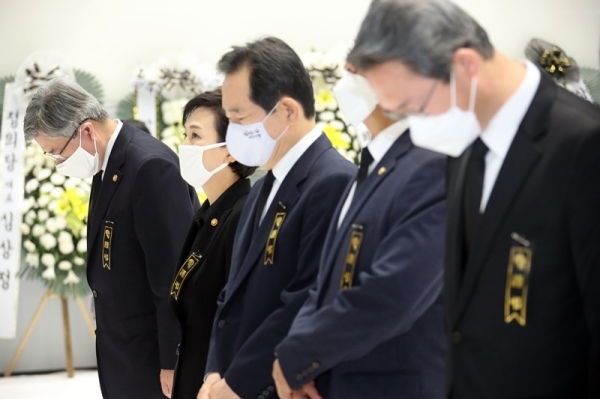 정세균 국무총리가 3일 오전 경기도 이천시 서희청소년문화센터에 마련된 이천 물류창고 공사장 화재 희생자의 합동분향소를 찾아 조문하고 있다. 조주현기자