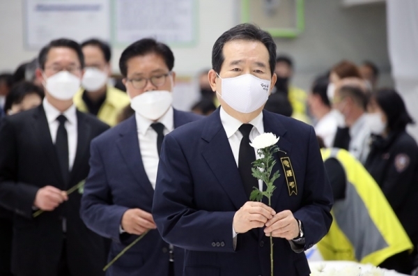정세균 국무총리가 3일 오전 경기도 이천시 서희청소년문화센터에 마련된 이천 물류창고 공사장 화재 희생자의 합동분향소를 찾아 헌화하기 위해 걸음을 옮기고 있다. 조주현기자