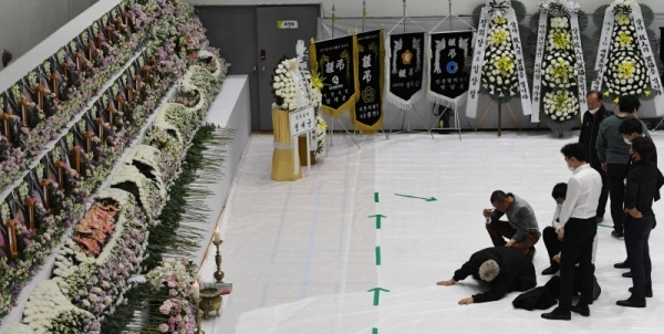 3일 오후 이천시 서희청소년문화센터에 마련된 이천 물류창고 공사장 화재 합동분향소에서 유가족들이 오열하고 있다.조주현기자