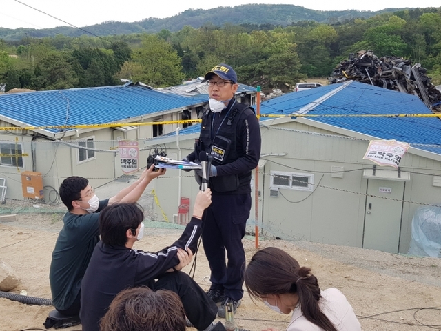 3일 오후 정요섭 경기남부지방경찰청 과학수사대장이 ‘이천 물류창고 화재’ 2차 정밀수색을 마치고 현장브리핑을 진행하고 있다. 채태병기자