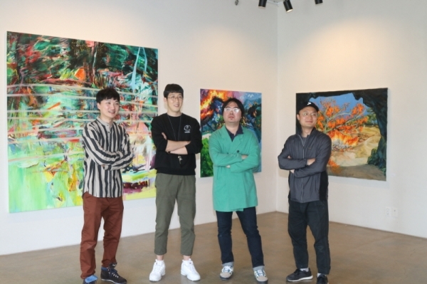 전시회 오프닝 날 5명의 참여작가중 4명이 한자리에서 포즈를 취했다. 왼쪽부터 김현우, 이규선, 정승호, 최 홍석 작가