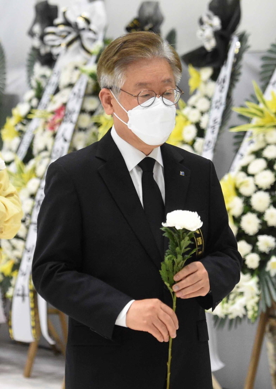이재명 경기도지사가 3일 오후 이천시 서희청소년문화센터에 마련된 이천 물류창고 공사장 화재 합동분향소를 방문해 헌화하고 있다.조주현기자