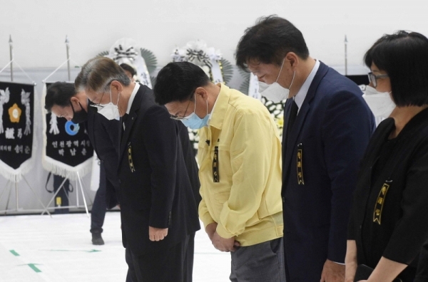 이재명 경기도지사가 3일 오후 경기도 이천시 서희청소년문화센터에 마련된 이천 물류창고 공사장 화재 합동분향소를 방문해 헌화하고 있다.조주현기자