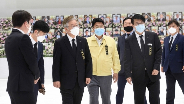 이재명 경기도지사가 3일 오후 이천시 서희청소년문화센터에 마련된 이천 물류창고 공사장 화재 합동분향소를 방문해 헌화한 뒤 나서고 있다.조주현기자
