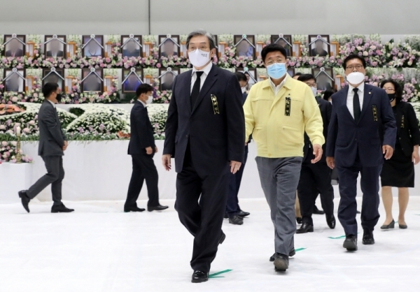 이재명 경기도지사가 3일 오후 이천시 서희청소년문화센터에 마련된 이천 물류창고 공사장 화재 합동분향소를 방문해 헌화한 뒤 나서고 있다.조주현기자