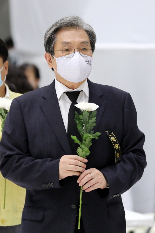 노영민 대통령 비서실장이 3일 오후 이천 물류창고 공사장 화재 합동분향소를 찾아 헌화를 하기위해 차례를 기다리고 있다. 조주현기자