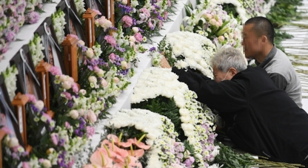 3일 오후 이천시 서희청소년문화센터에 마련된 이천 물류창고 공사장 화재 합동분향소에서 유가족들이 오열하고 있다.조주현기자