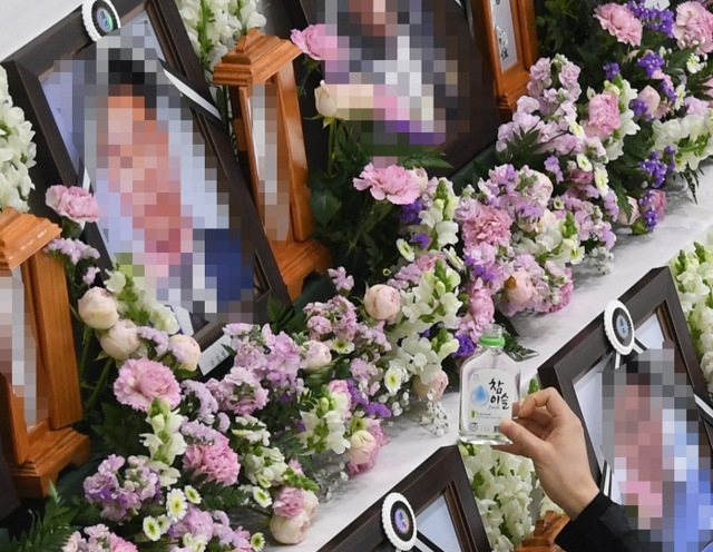 ▲ 4일 오전 이천 서희청소년문화센터에 마련된 '이천 물류창고 화재 합동분향소'에서 한 유가족이 소주를 고인의 제단 앞에 올리고 있다.조주현기자