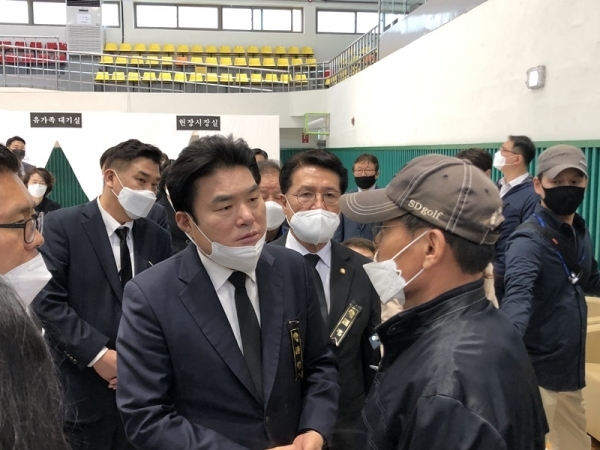 원유철 미래한국당 대표가 이천 물류창고 화재 합동분향소를 찾아 유가족에게 위로의 말을 건네고 있다. 장희준기자