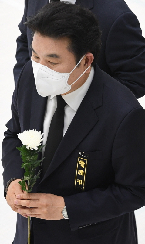 미래한국당 원유철 대표를 비롯한 의원 및 당선인들이 4일 오전 이천시 서희청소년문화센터에 마련된 이천 물류창고 공사장 화재 합동분향소에서 조문을 하고 있다.조주현기자