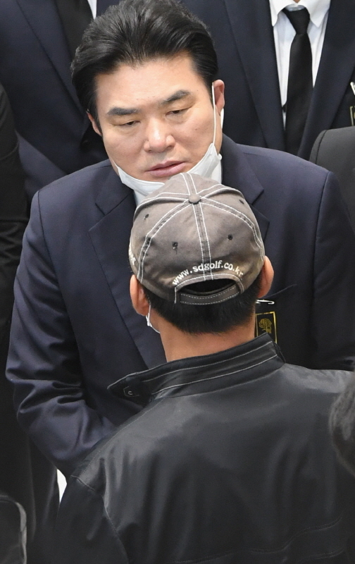 미래한국당 원유철 대표를 비롯한 의원 및 당선인들이 4일 오전 이천시 서희청소년문화센터에 마련된 이천 물류창고 공사장 화재 합동분향소에서 조문을 하고 있다.조주현기자