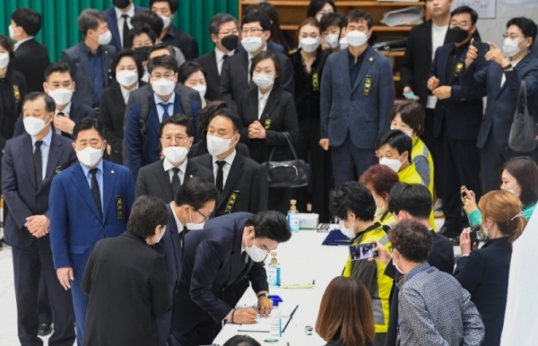 미래한국당 원유철 대표를 비롯한 의원 및 당선인들이 4일 오전 이천시 서희청소년문화센터에 마련된 이천 물류창고 공사장 화재 합동분향소에서 조문을 하고 있다.조주현기자
