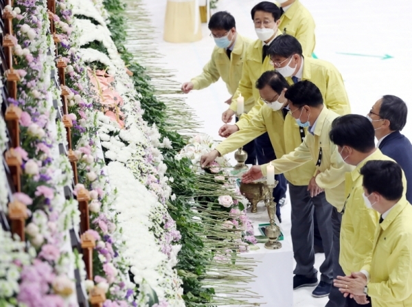 이해찬 더불어민주당 대표를 비롯한 의원 및 당선인들이 4일 오후 이천 물류창고 화재 합동분향소를 찾아 조문을 하고 있다.조주현기자