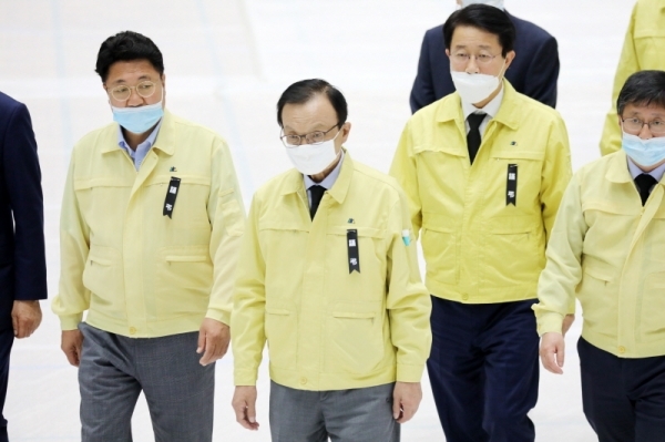 이해찬 더불어민주당 대표를 비롯한 의원 및 당선인들이 4일 오후 이천 물류창고 화재 합동분향소를 찾아 조문을 하고 있다.조주현기자