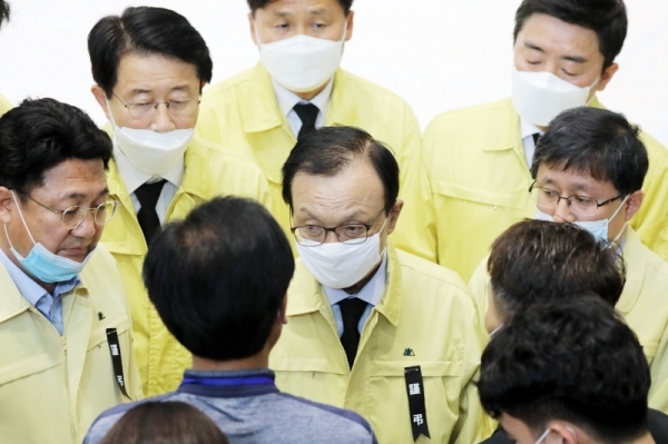 이해찬 더불어민주당 대표를 비롯한 의원 및 당선인들이 4일 오후 이천 물류창고 화재 합동분향소를 찾아 조문을 하고 있다.조주현기자