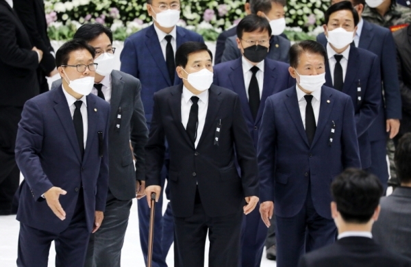 심재철 미래통합당 원내대표 겸 대표권한대행을 비롯한 의원 및 당선인들이 4일 오후 이천 물류창고 화재 합동분향소를 찾아 조문을 하고 있다.조주현기자
