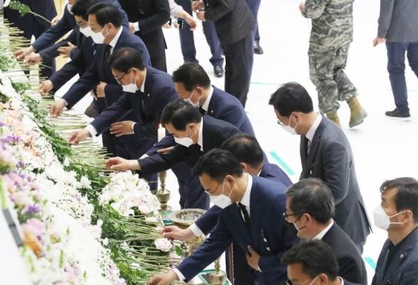 심재철 미래통합당 원내대표 겸 대표권한대행을 비롯한 의원 및 당선인들이 4일 오후 이천 물류창고 화재 합동분향소를 찾아 조문을 하고 있다.조주현기자