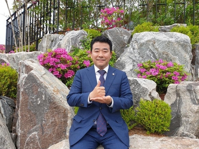 ▲ 더불어민주당 박정 의원(파주을)이 엄지를 치켜세운 오른손을 왼손으로 받치는 동작을 취하며 '덕분에 챌린지'에 참여하고 있다. 사진=박정 의원 페이스북 제공