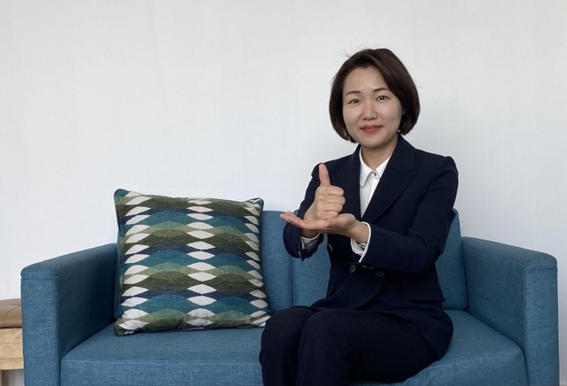 ▲ 더불어민주당 홍정민 고양병 당선인이 엄지를 치켜세운 오른손을 왼손으로 받치는 동작을 취하며 '덕분에 챌린지'에 참여하고 있다. 사진=홍정민 당선인 페이스북 제공