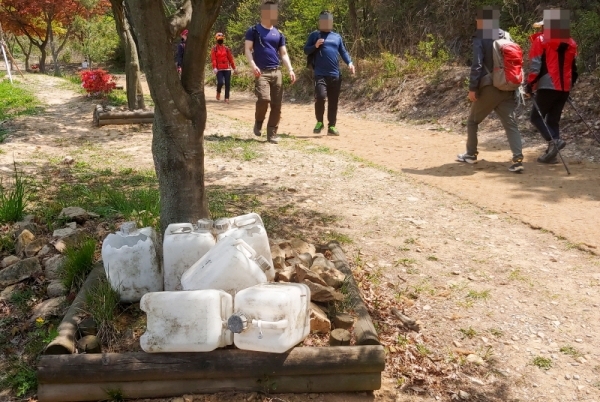 4일 오전 인천시 남동구 소래산의 한 등산로에 깨진 산불대비용  간이 소화수 통들이 뒹굴고 있다. 이수민기자